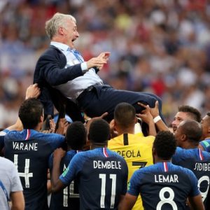 Tuyển pháp ăn mừng cùng HLV Didier Deschamps sau chức vô địch World Cup 2018 ở Moscow