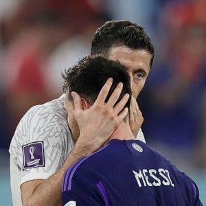 Lewandowski dành một cái ôm ngọt ngào cho Messi tại World Cup 2022