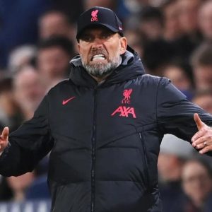 HLV Klopp chỉ đạo các học trò bên ngoài đường Pitch