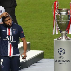 Mbappe bên cạnh chiếc Cup Tai Voi khi nó đã thuộc về Bayern Munich năm 2020