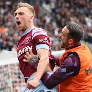 Jarrod Bowen có pha sút đập đất san bằng tỷ số 2-2 cho West Ham