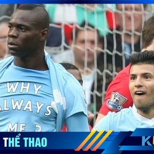 Balotelli mặc chiếc áo của CLB Man City với nội dung “Tại Sao Luôn Là Tôi” và khoe nó ra sau khi anh ghi bàn thắng