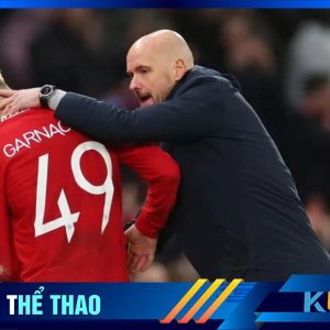 HLV ten Hag cùng cậu học trò cưng Garnacho