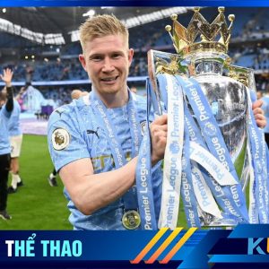 Kevin De Bruyne nâng cao chiếc cúp vô địch ngoại hạng Anh mùa giải 2022/23