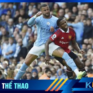 Kyle Walker (áo xanh) trong một pha tranh chấp với Manacia của Man Utd (áo đỏ)