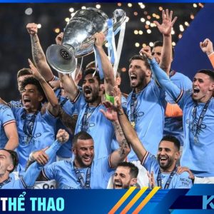 Các cầu thủ Man City nâng cao chiếc cúp vô địch C1