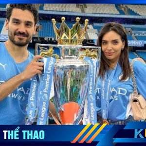 Đội trưởng Man City Gundogan chụp ảnh cùng vợ bên chiếc cúp vô địch ngoại hạng Anh