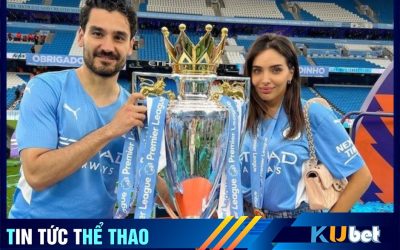 Đội trưởng Man City Gundogan chụp ảnh cùng vợ bên chiếc cúp vô địch ngoại hạng Anh