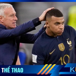 HLV Deschamps đang động viên Mbappe trong trận đấu tại WC 2022