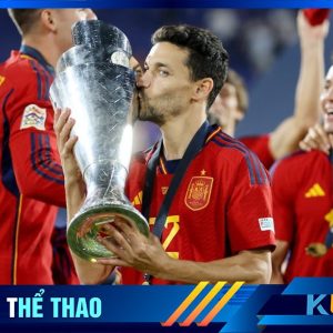 Jesus Navas đang hôn chiếc cúp UEFA Nations League.