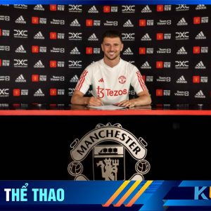 Mason Mount trong buổi lễ ký kết hợp đồng với Man Utd hôm nay