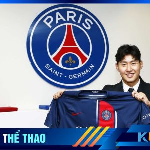 Lee Kang-In trong ngày ký hợp đồng cùng CLB PSG