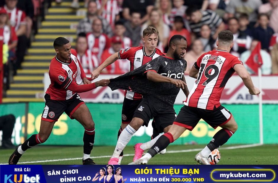 Kubet cập nhật hình ảnh các cầu thủ Sheffield Utd trong trang phục áo kẻ sọc Đỏ-Trắng 