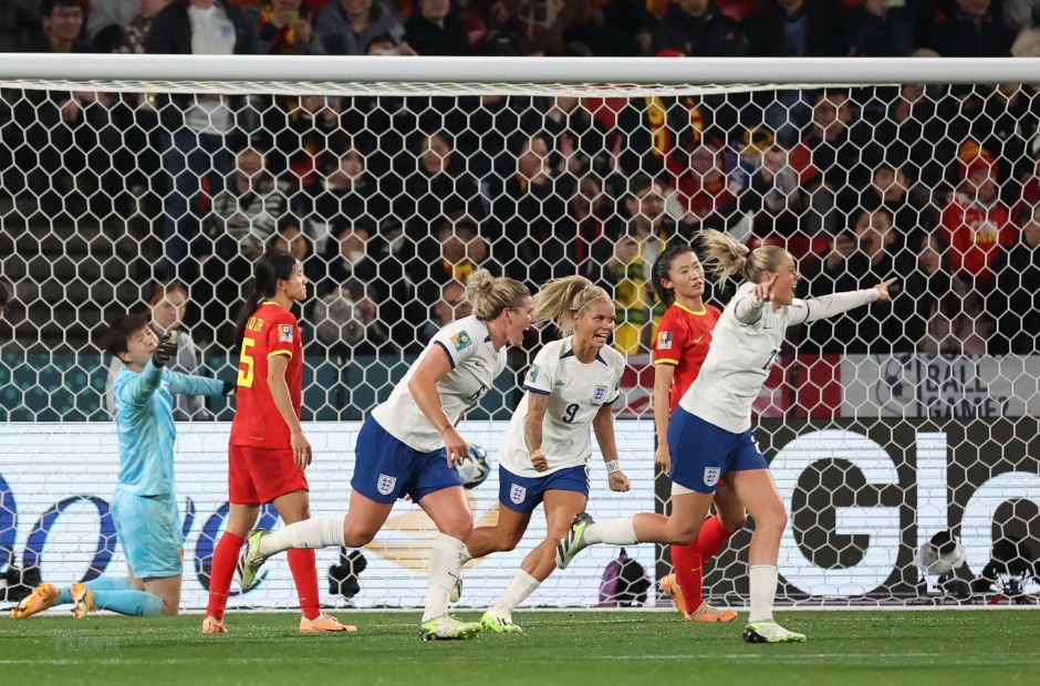 Các cô gái Anh trong trang phục áo trắng đang ăn mừng bàn thắng vào lưới tuyển nữ Trung Quốc.
