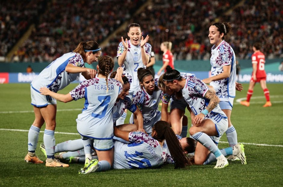 Các cô gái Tây Ban Nha ăn mừng bàn thắng ghi được vào lưới nữ Thụy Sĩ 
