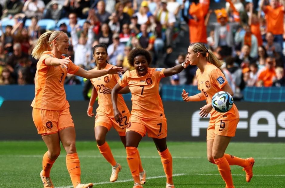 Các cô gái Hà Lan đánh bại Nam Phi và giành vé vào tứ kết 