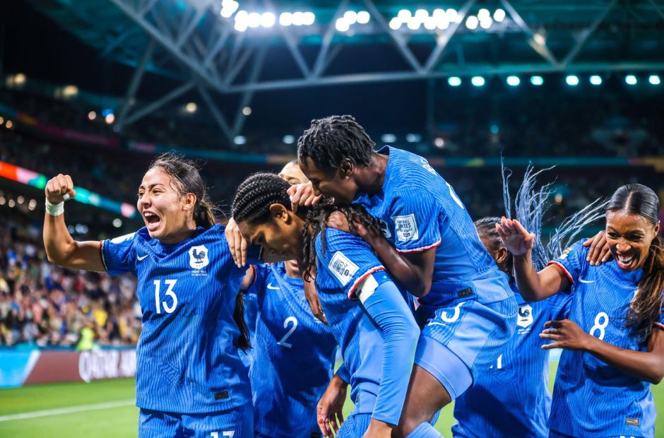 Các cô gái Pháp ăn mừng bàn thắng trước các cô gái Maroc tại vòng 1/8 