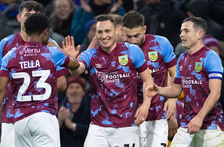 Các cầu thủ Burnley ăn mừng bàn thắng cùng nhau tại giải hạng nhất Anh 