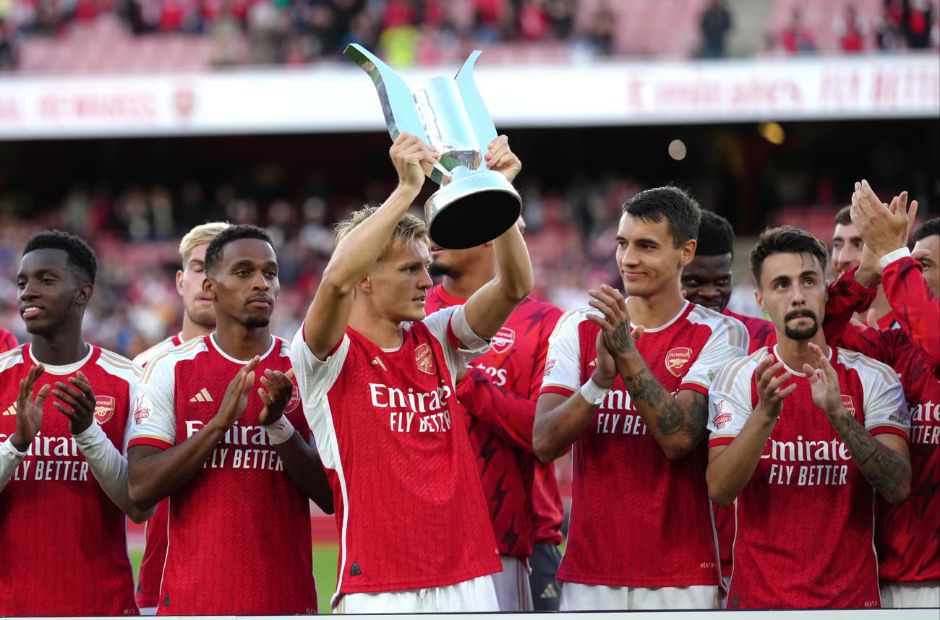 Arsenal nâng cao chiếc cúp vô địch Emirates Cup 2023 