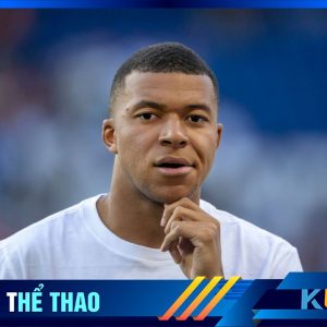 Mbappe trên sân tập của PSG hôm 13 tháng 8