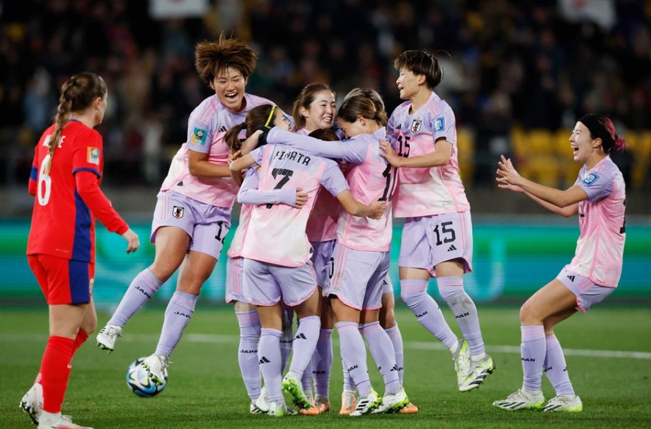 Các cô gái Nhật Bản ăn mừng bàn thắng ghi được vào lưới Na Uy 
