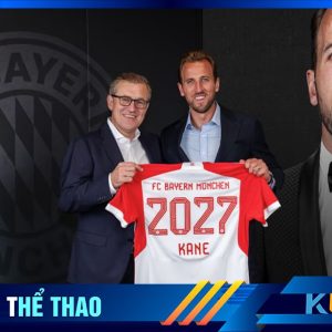 Harry Kane chụp ảnh cùng giám đốc điều hành của Bayern Munich