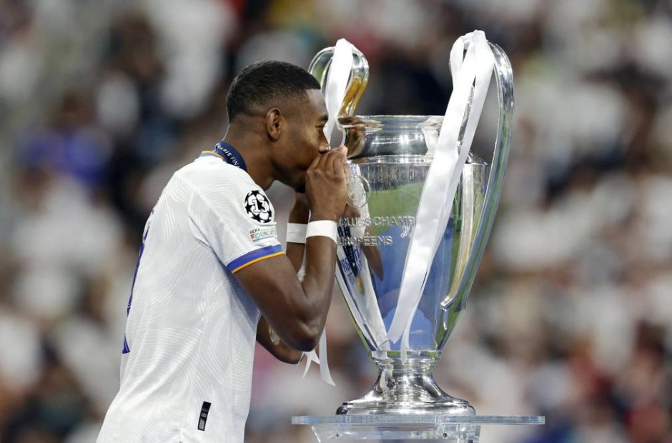 Kubet cập nhật: David Alaba hôn chiếc cúp C1 giành được cùng Real Madrid 