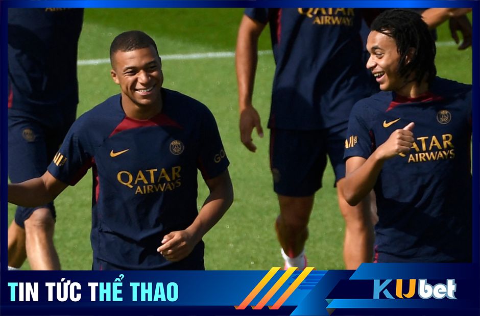 Mbappe vui vẻ tập cùng các cầu thủ không nằm trong kế hoạch của CLB PSG trong thời gian bị trừng phạt.