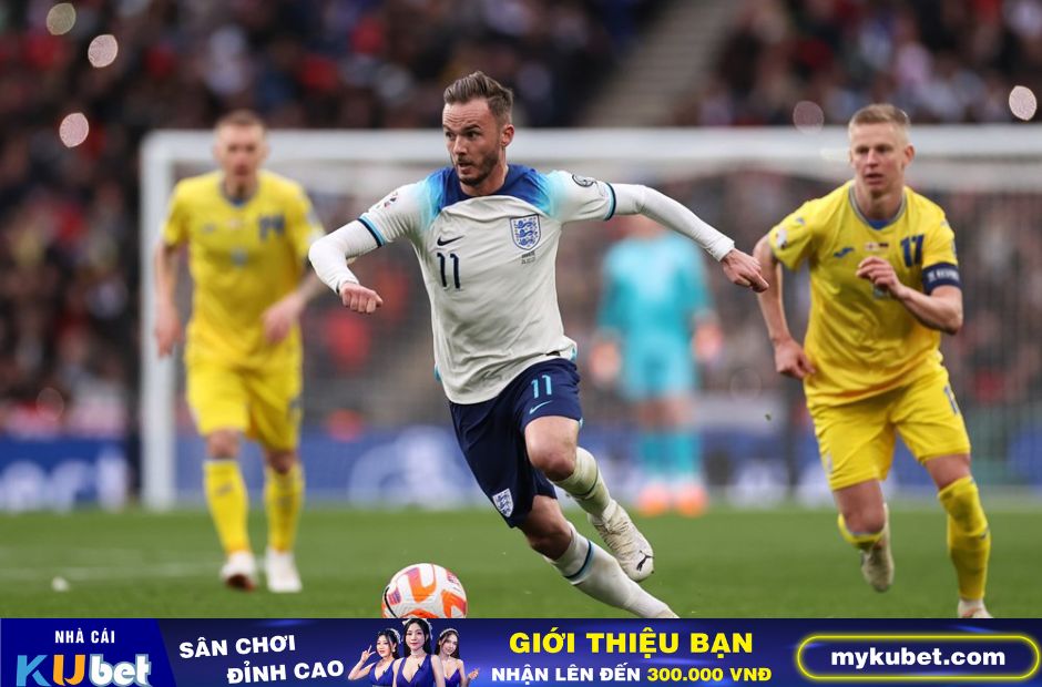 Kubet cập nhật hình ảnh các cầu thủ Ukraina trong trang phục màu vàng đang đuổi theo một cầu thủ người Anh trong một pha bóng