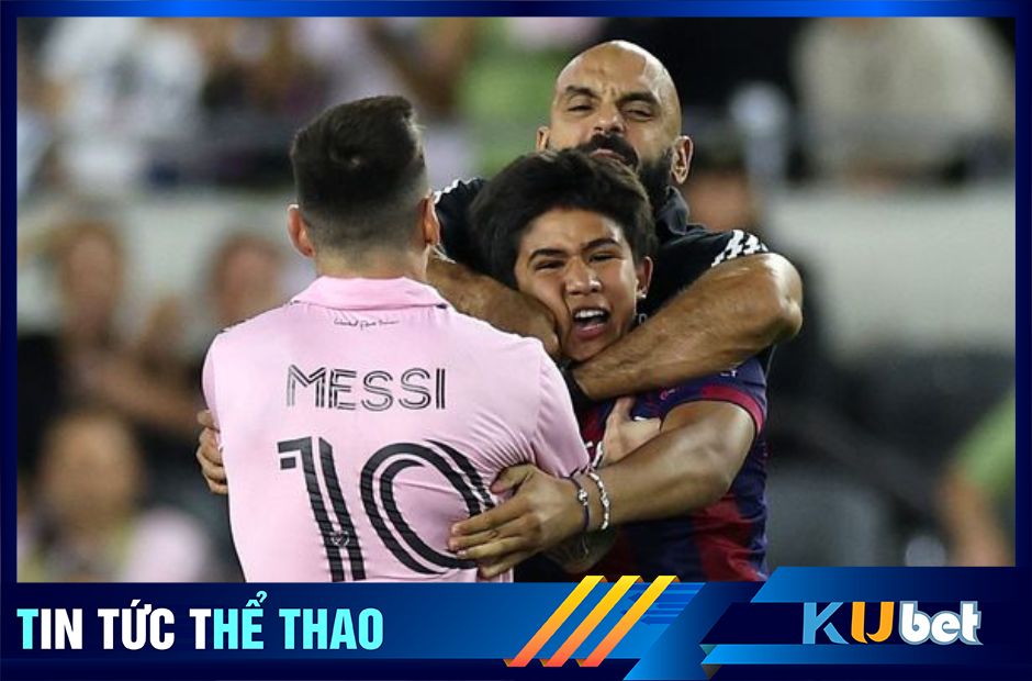 Kubet cập nhật hình ảnh vệ sĩ của Messi đang cố gắng kéo cổ động viên quá khích kia ra khỏi Messi.