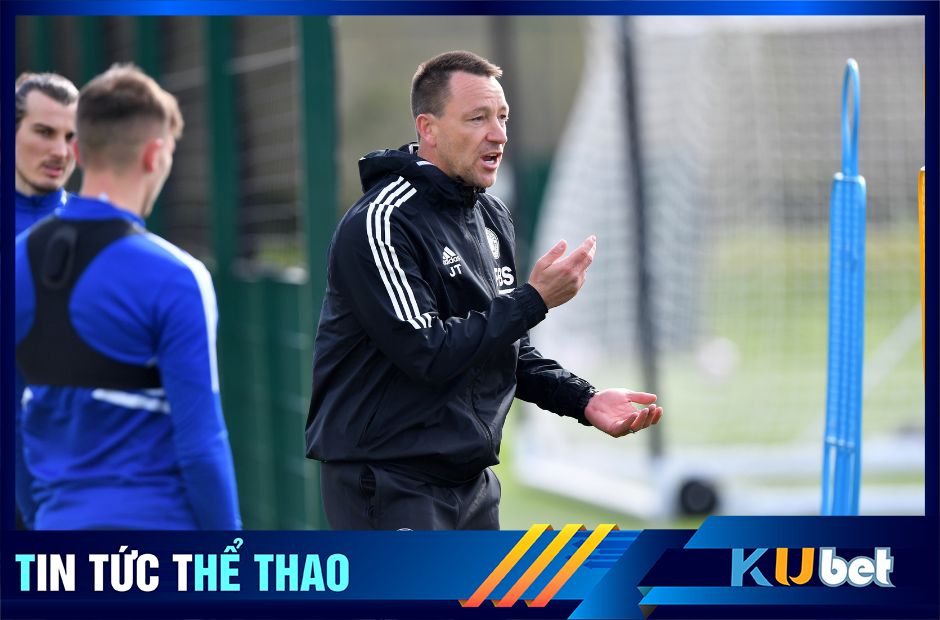 Kubet cập nhật hình ảnh John Terry đang chỉ đạo học trò luyện tập.