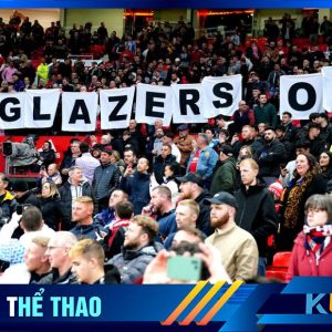 Kubet cập nhật: người hâm mộ Man Utd luôn treo băng rôn với khẩu hiệu “Glazers Out” trong rất nhiều trận đấu của Man Utd.