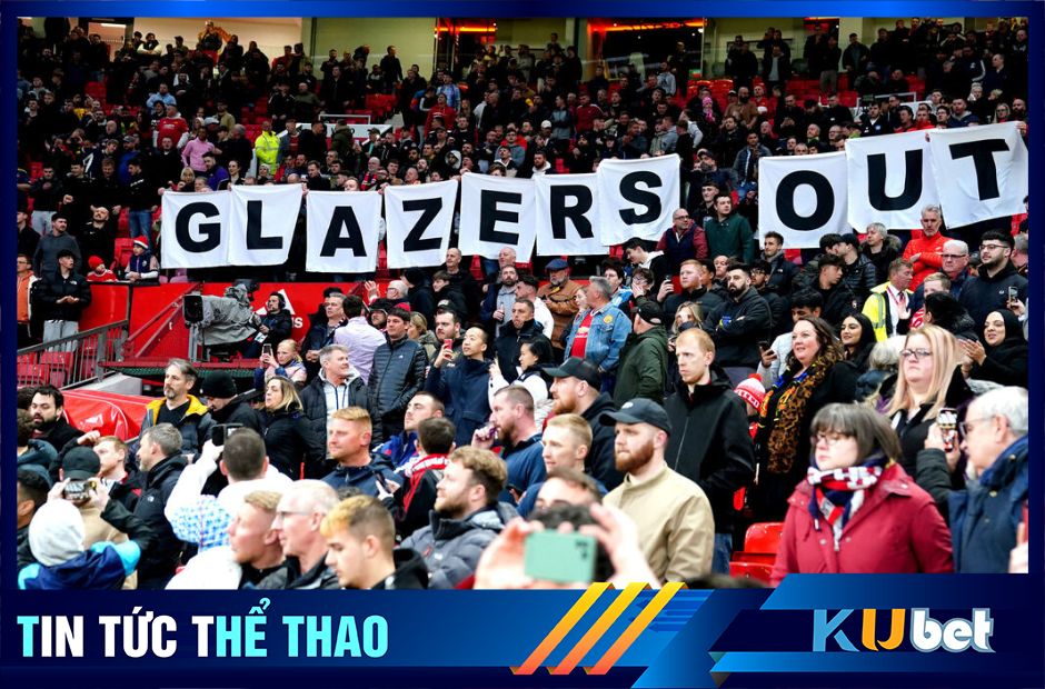 Kubet cập nhật: người hâm mộ Man Utd luôn treo băng rôn với khẩu hiệu “Glazers Out” trong rất nhiều trận đấu của Man Utd.