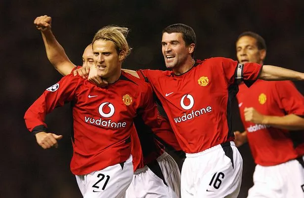 Roy Keane đã giúp Diego Forlan vượt qua khó khăn ở Manchester United (Ảnh: Kubet)