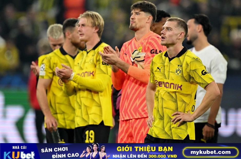 Kubet cập nhật hình ảnh các cầu thủ Dortmund đã nán lại sân để cảm ơn khán giả trong trận hòa Milan 0-0 