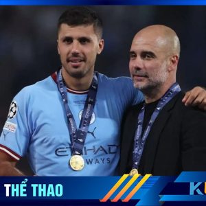 Kubet cập nhật hình ảnh HLV Pep (Áo đen) chụp ảnh cùng tiền vệ Rodri của CLB Man City