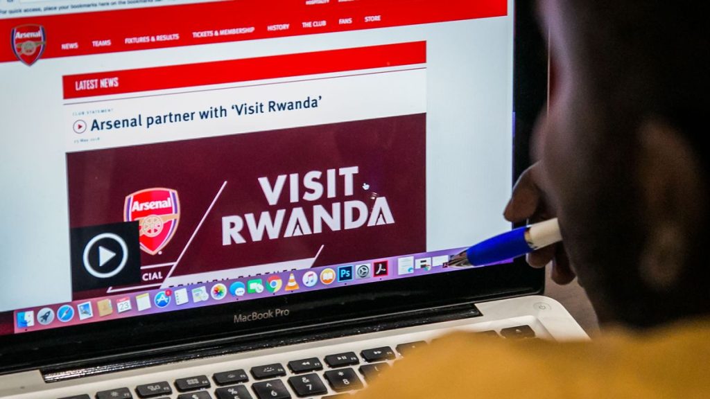 Arsenal đã triển khai tài trợ Visit Rwanda vào năm 2018 và gia hạn tài trợ vào năm 2021 (Ảnh Kubet)