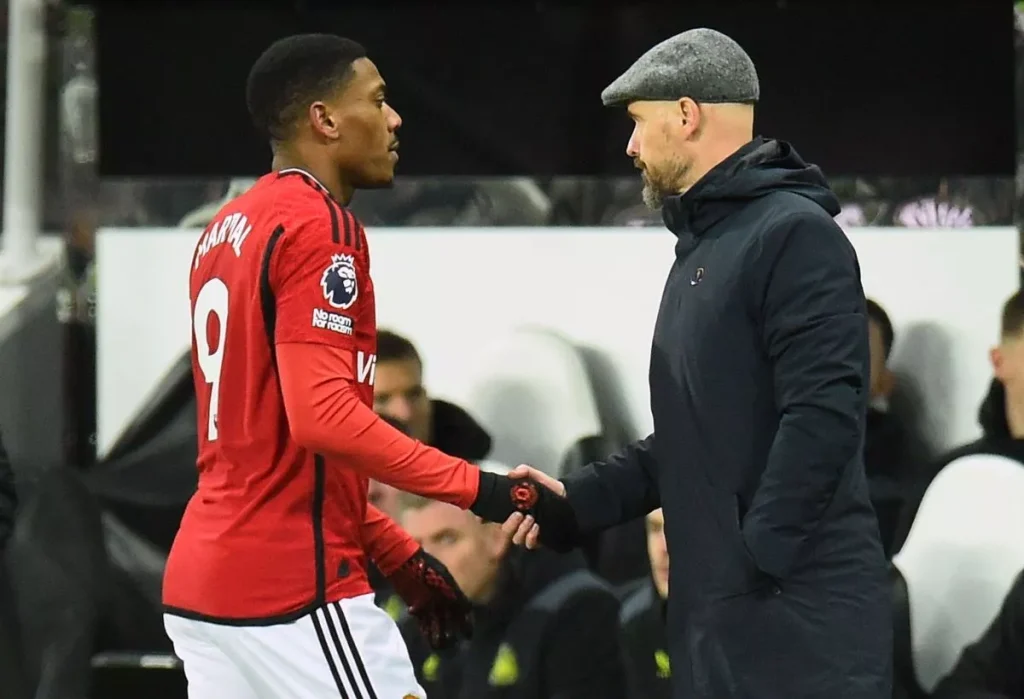 Ten Hag tức giận với màn trình diễn mờ nhạt của Anthony Martial (Ảnh Kubet)