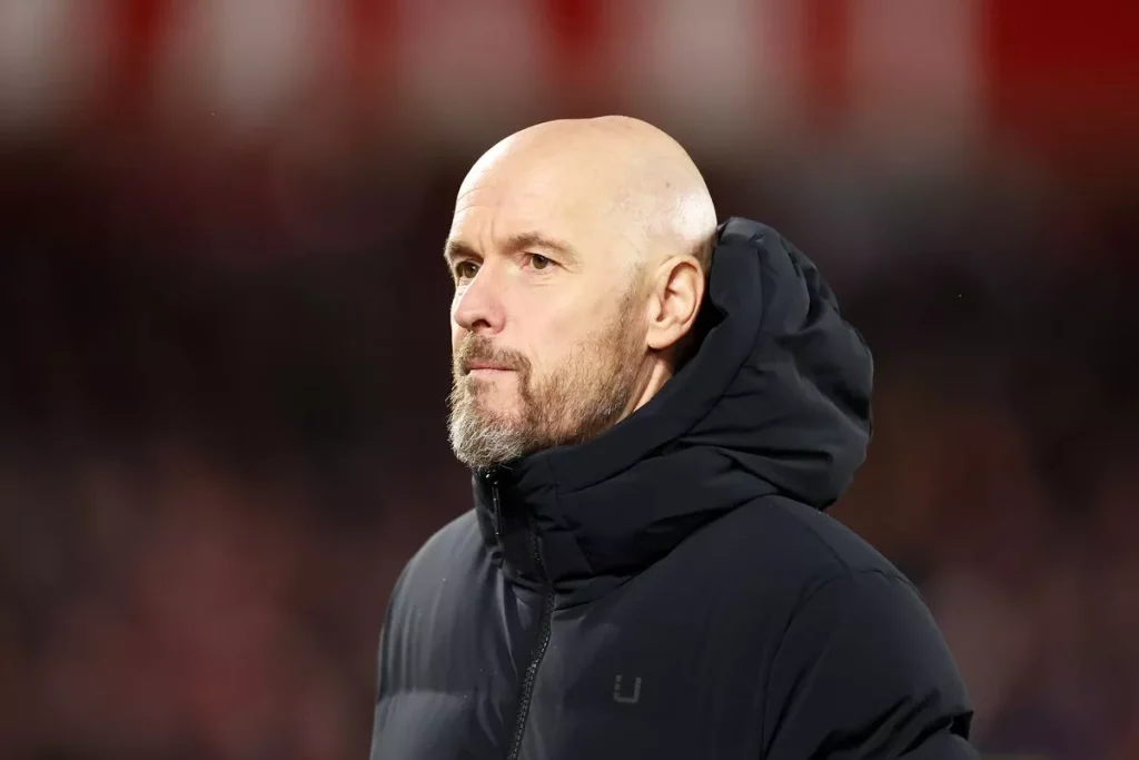 Erik ten Hag đang chịu áp lực đáng kể ở Manchester United ( Hình ảnh: Kubet)