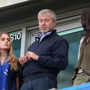 Người hâm mộ Chelsea hô vang tên ông chủ cũ Roman Abramovich trong trận đấu với Wolves-Kubet