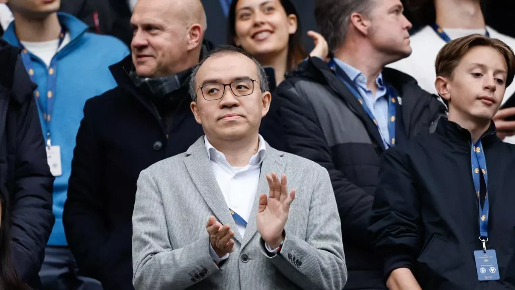 Chủ tịch Wolves Jeff Shi đã dẫn đầu các cuộc kêu gọi từ bỏ VAR ở Premier League (Hình ảnh: Kubet)