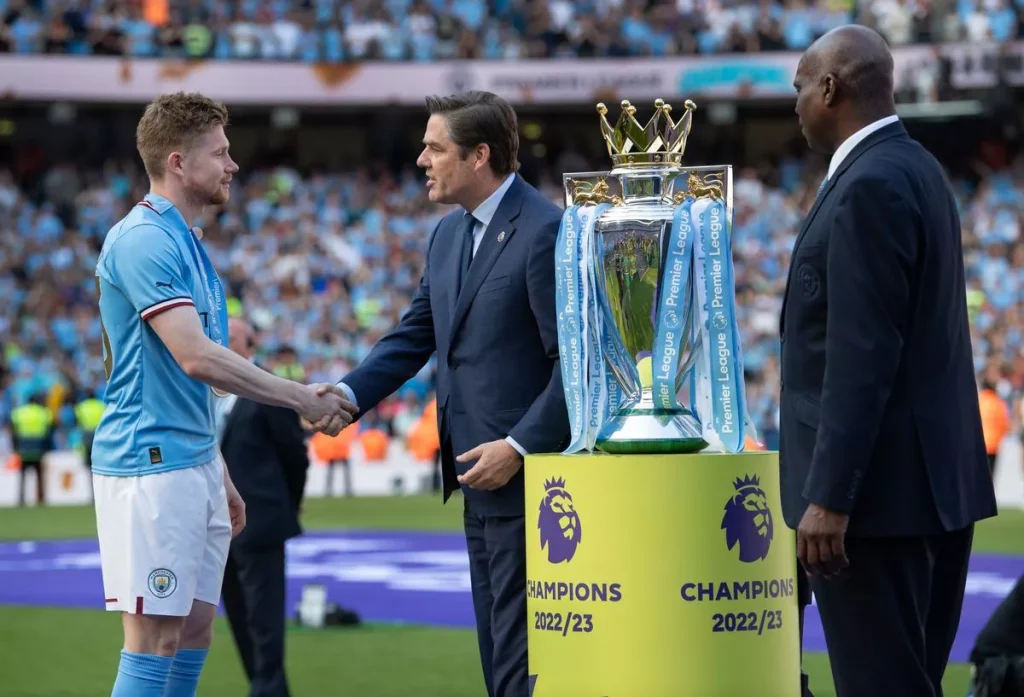 Richard Masters chúc mừng Manchester City đã giành được danh hiệu thứ ba liên tiếp ở mùa giải trước ( Hình ảnh: Kubet)